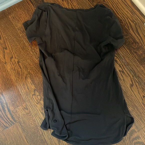 Black lulu lemon v neck fitted tshirt - Picture 2 of 3